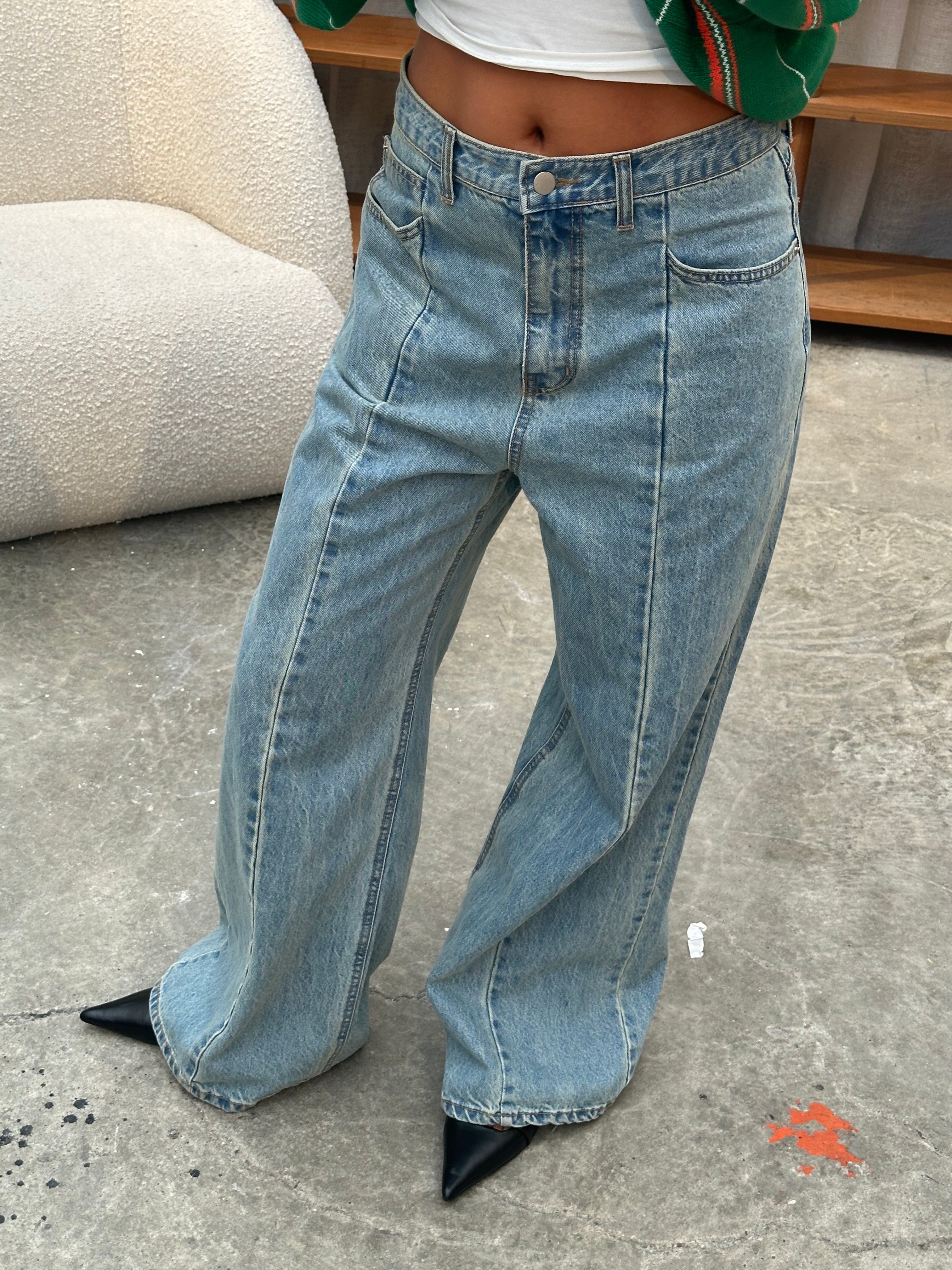 Jeans mit ausgestellten Nähten, hellblau