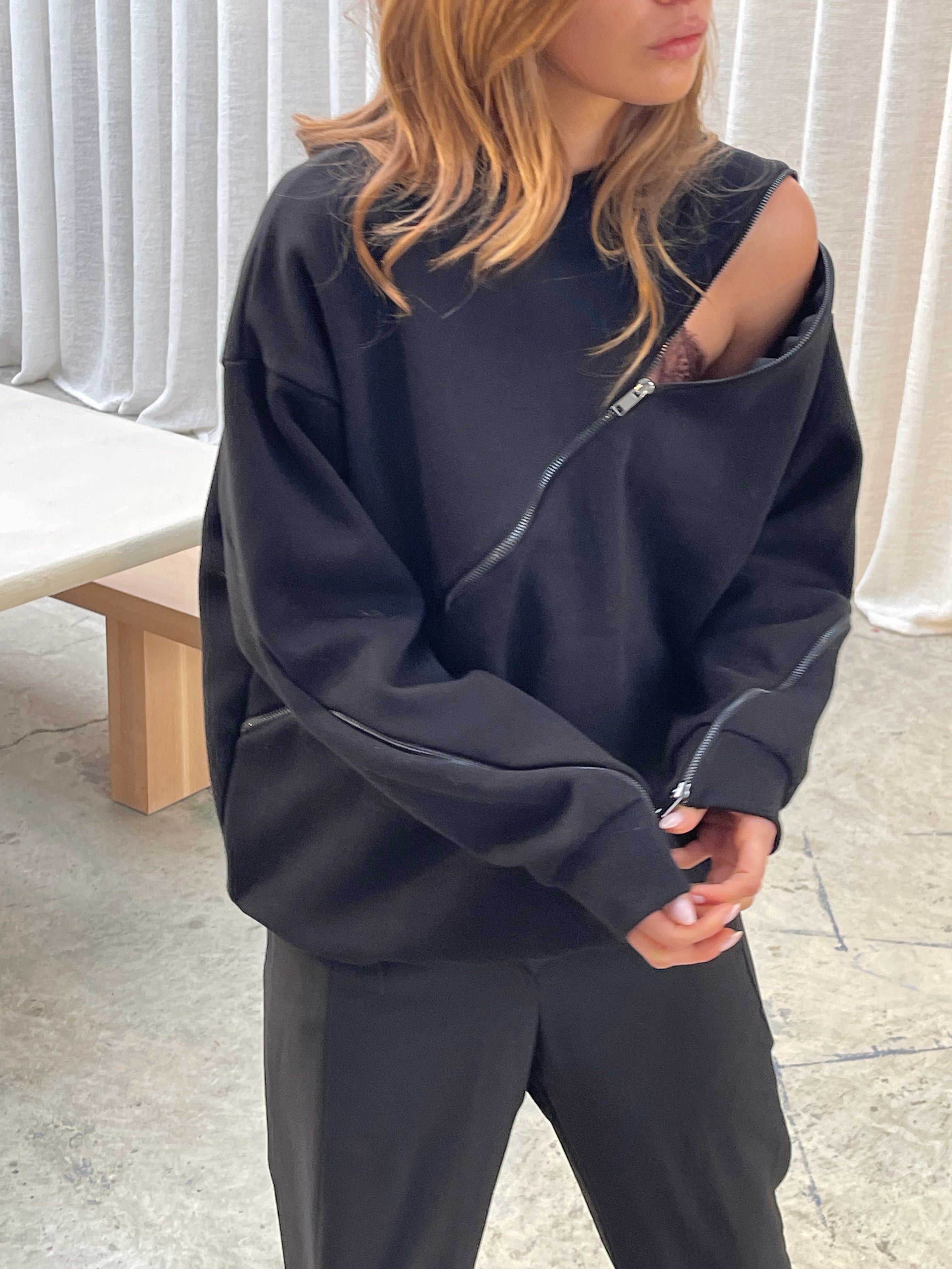 Diagonal Zipped Sweater Black