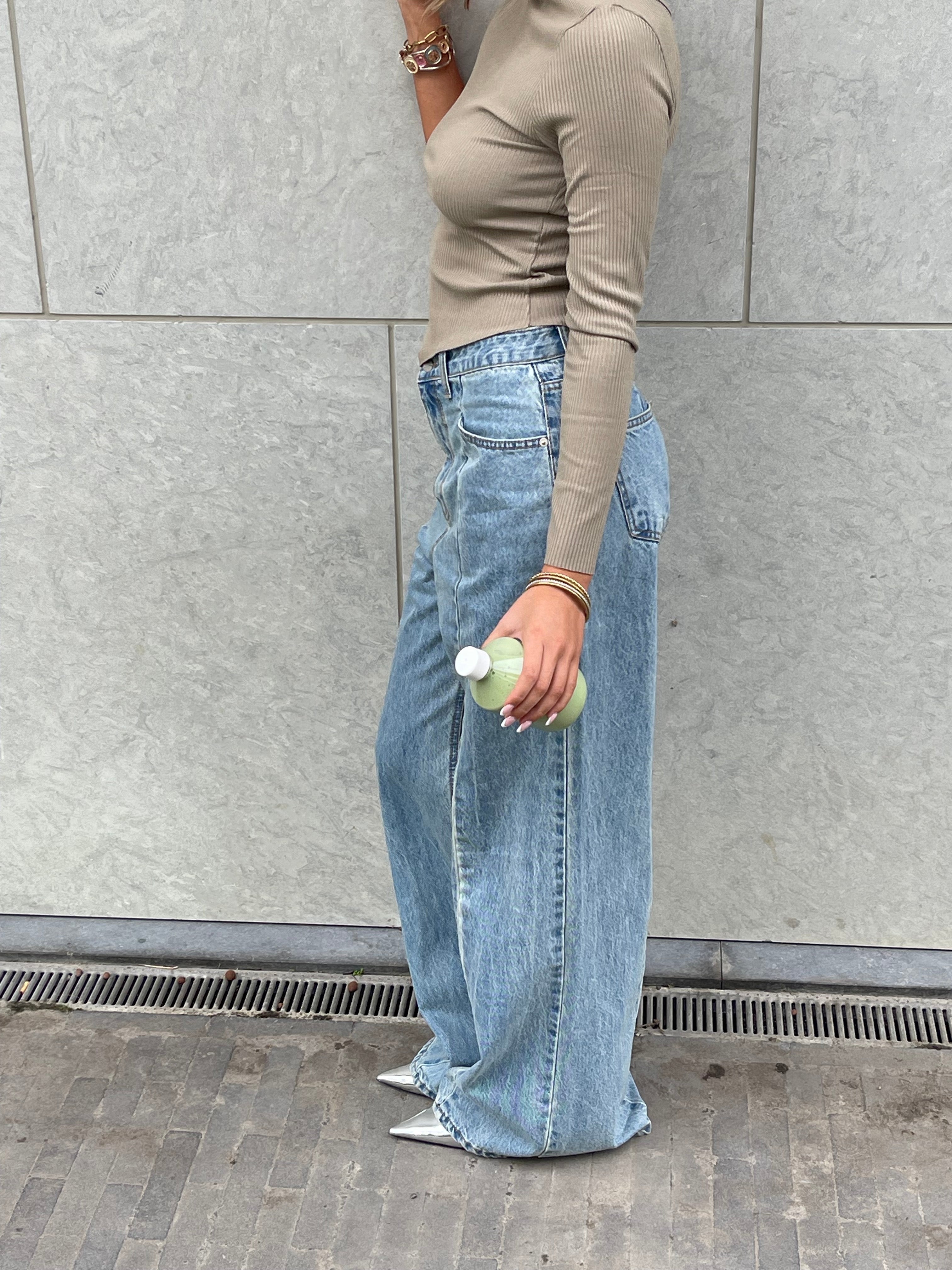 Jeans mit ausgestellten Nähten, hellblau