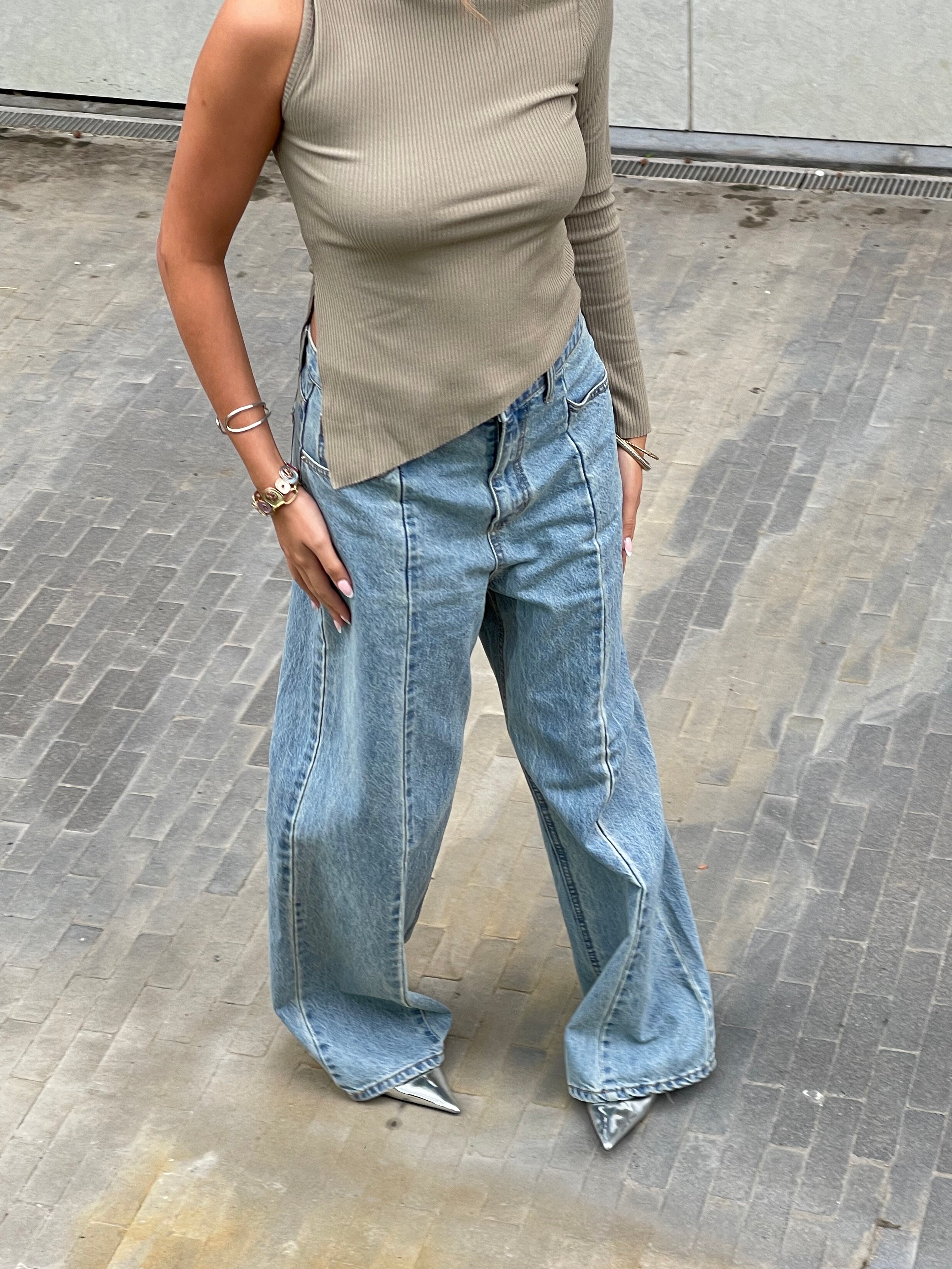 Jeans mit ausgestellten Nähten, hellblau