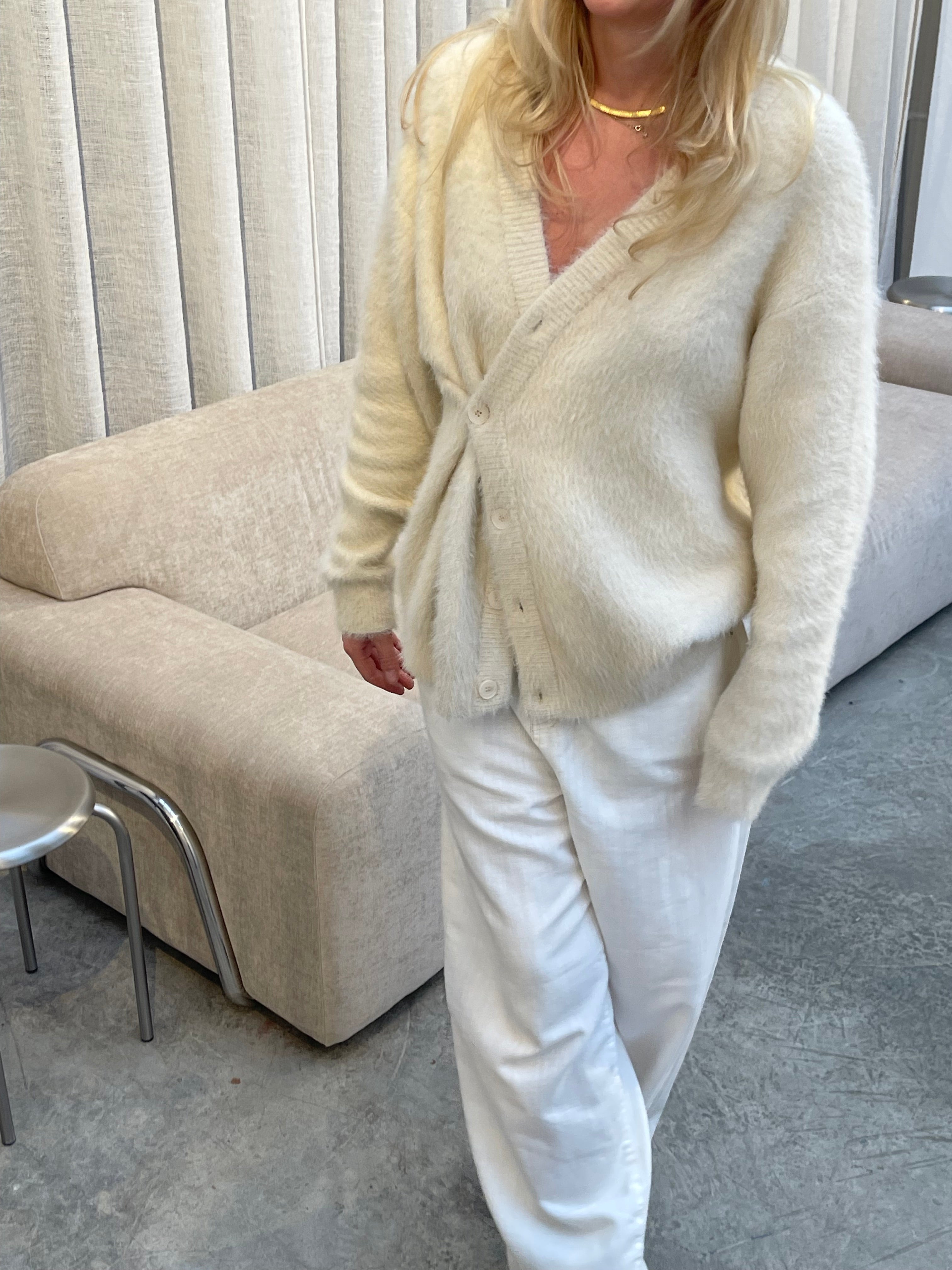 Geknöpfter, flauschiger, weicher Cardigan in Elfenbein