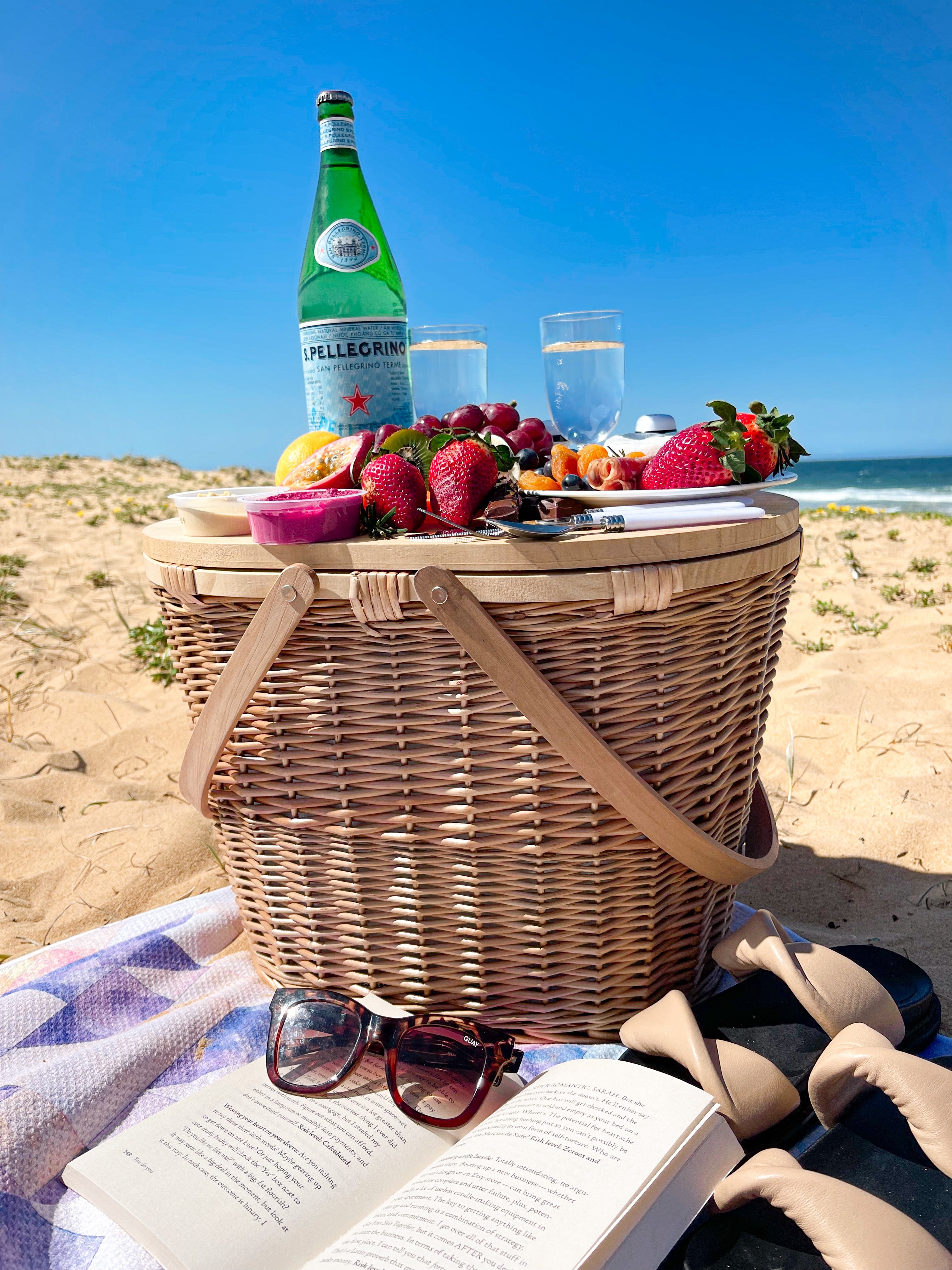 Hand Made Deluxe Oval Picnic Basket With Bonus 15pce Utensil Kit