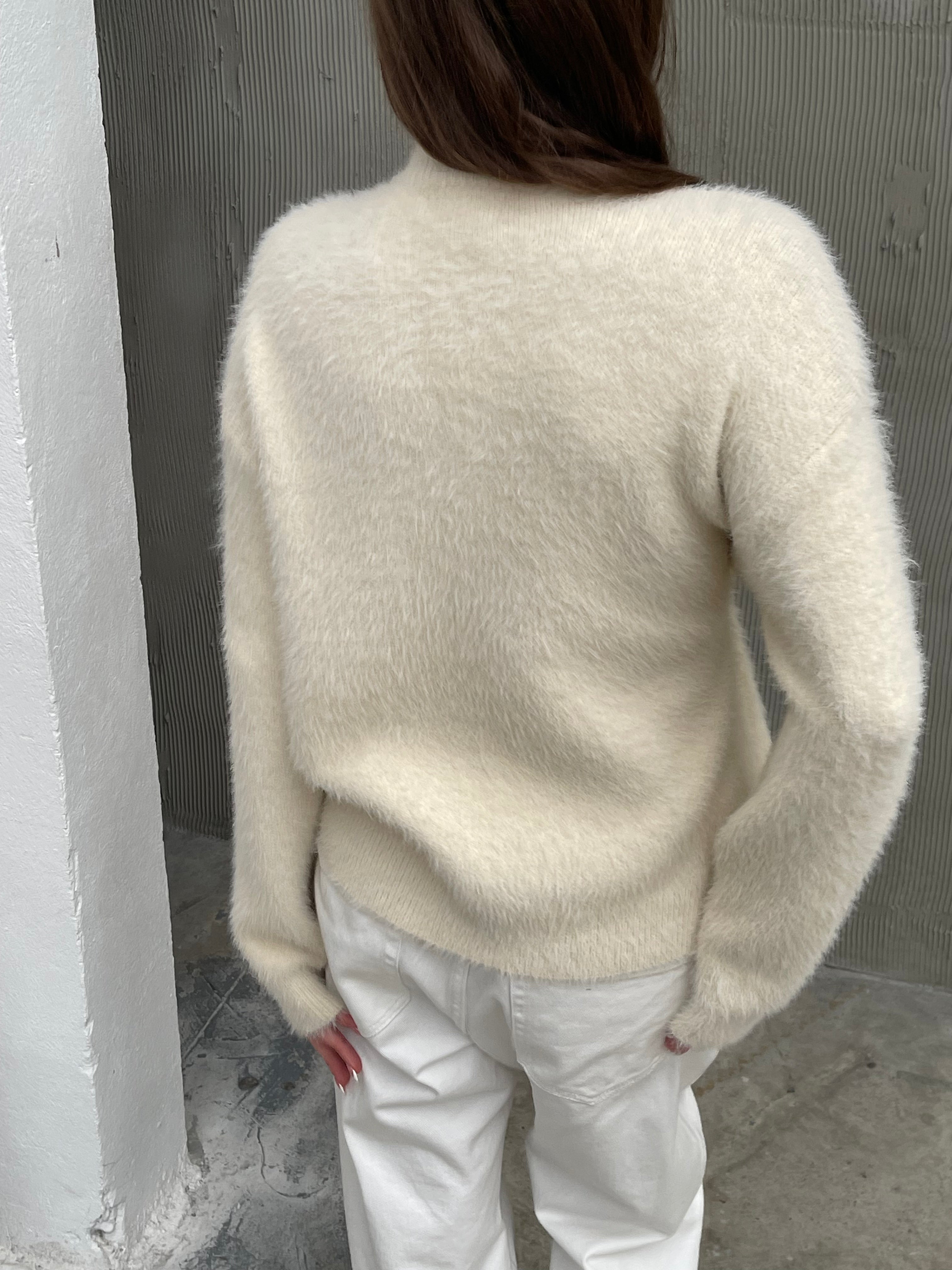 Geknöpfter, flauschiger, weicher Cardigan in Elfenbein