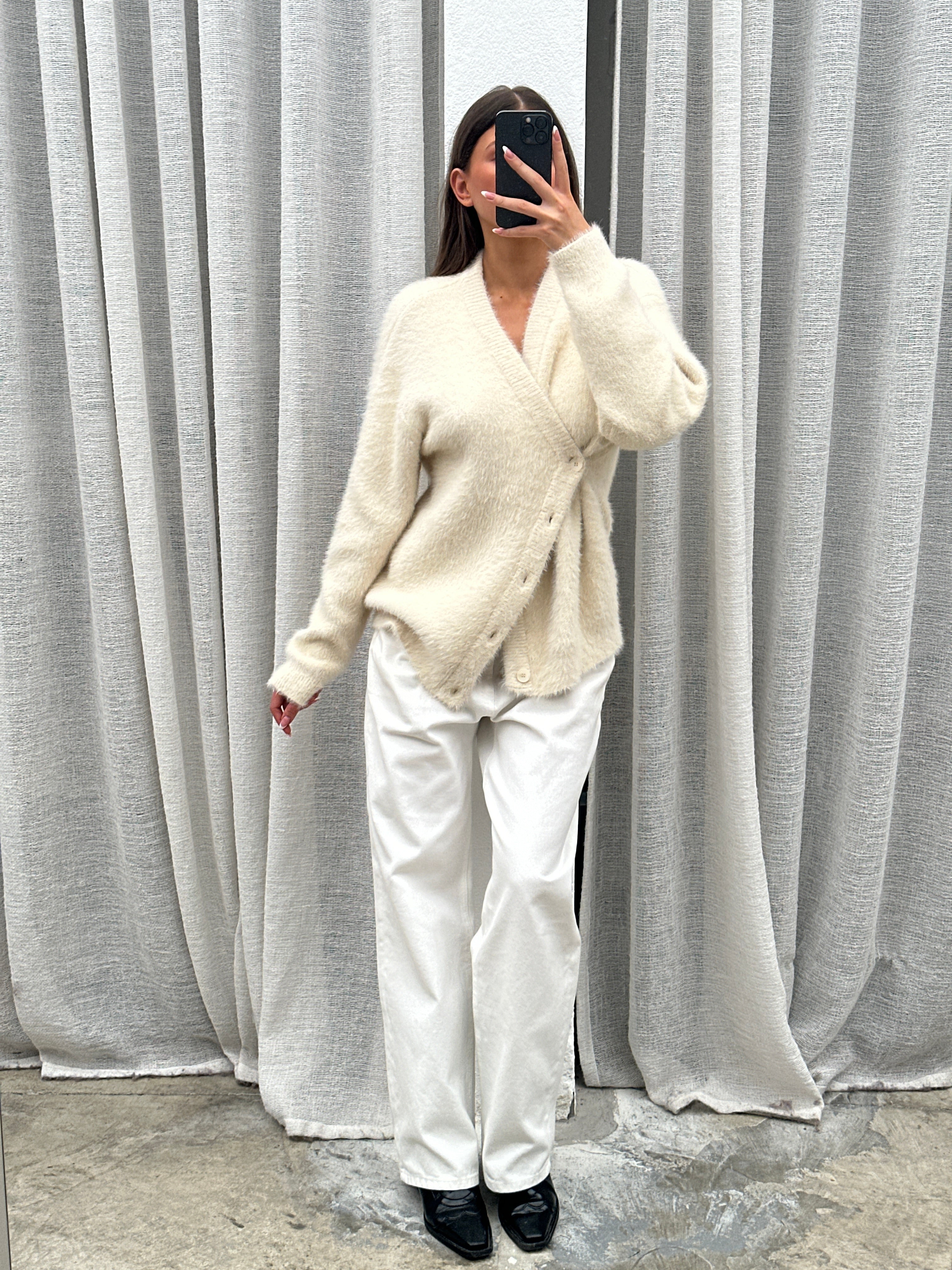 Geknöpfter, flauschiger, weicher Cardigan in Elfenbein