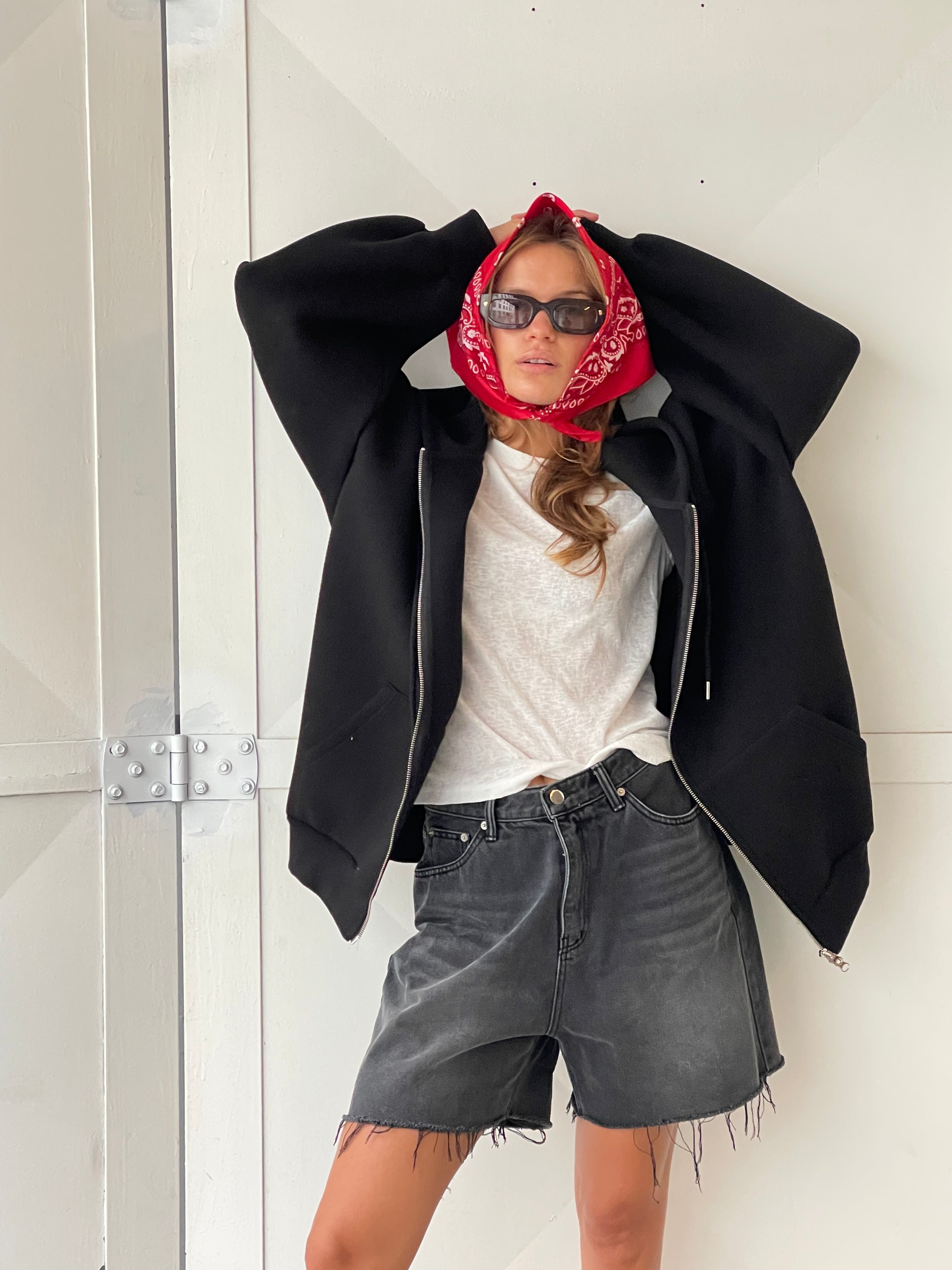 Schwarze Oversize-Kapuzenweste