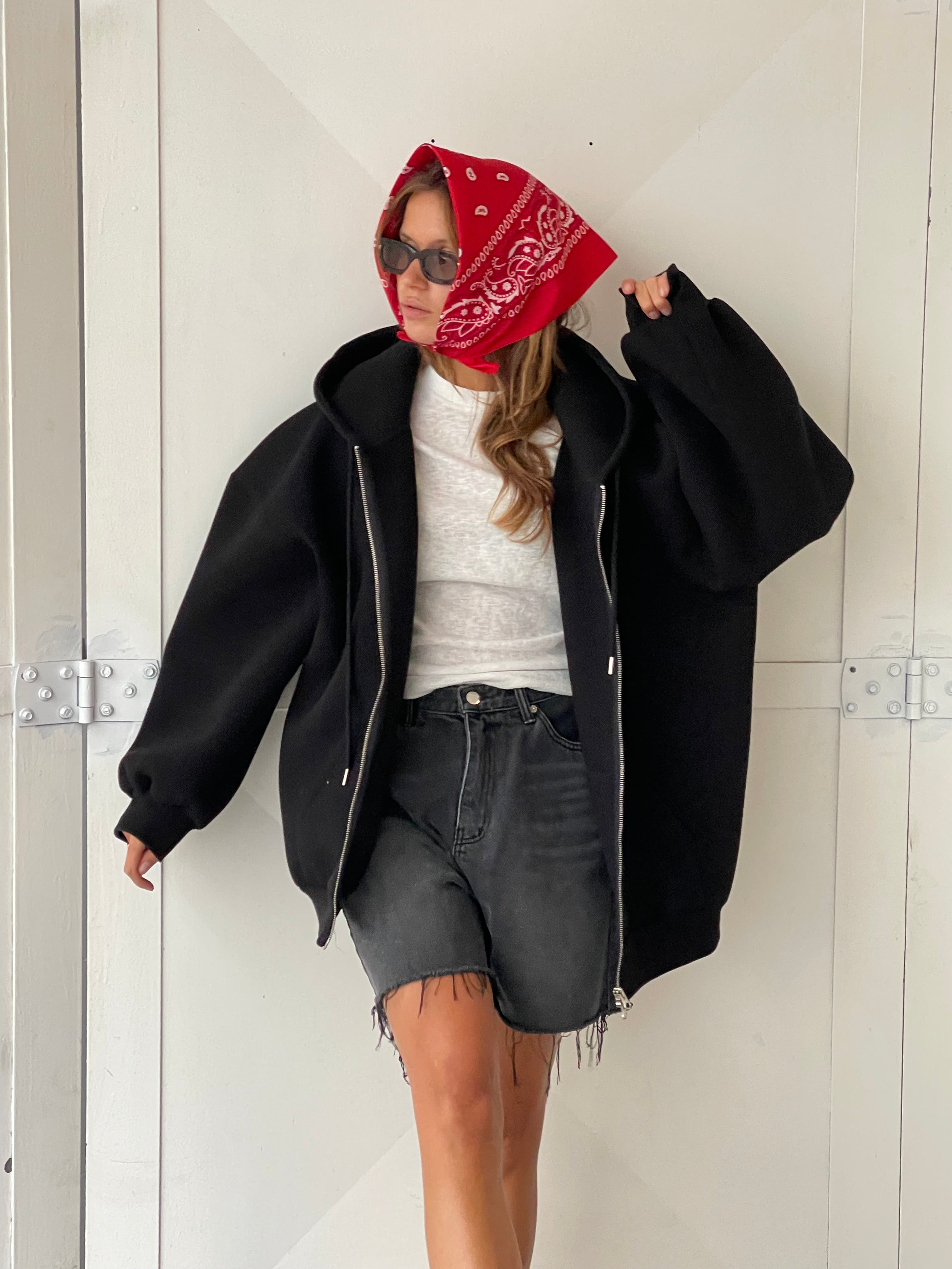 Schwarze Oversize-Kapuzenweste