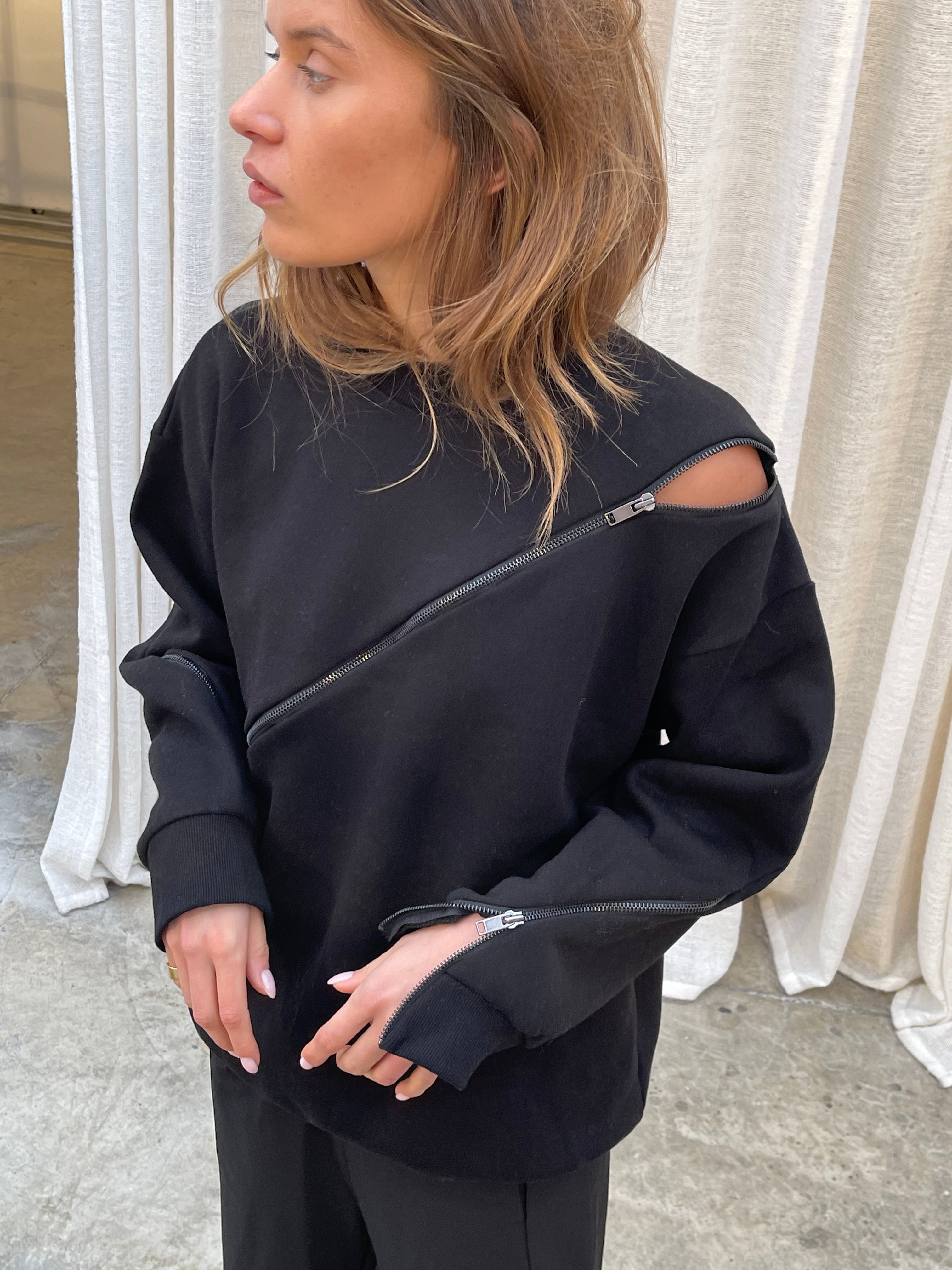 Diagonal Zipped Sweater Black