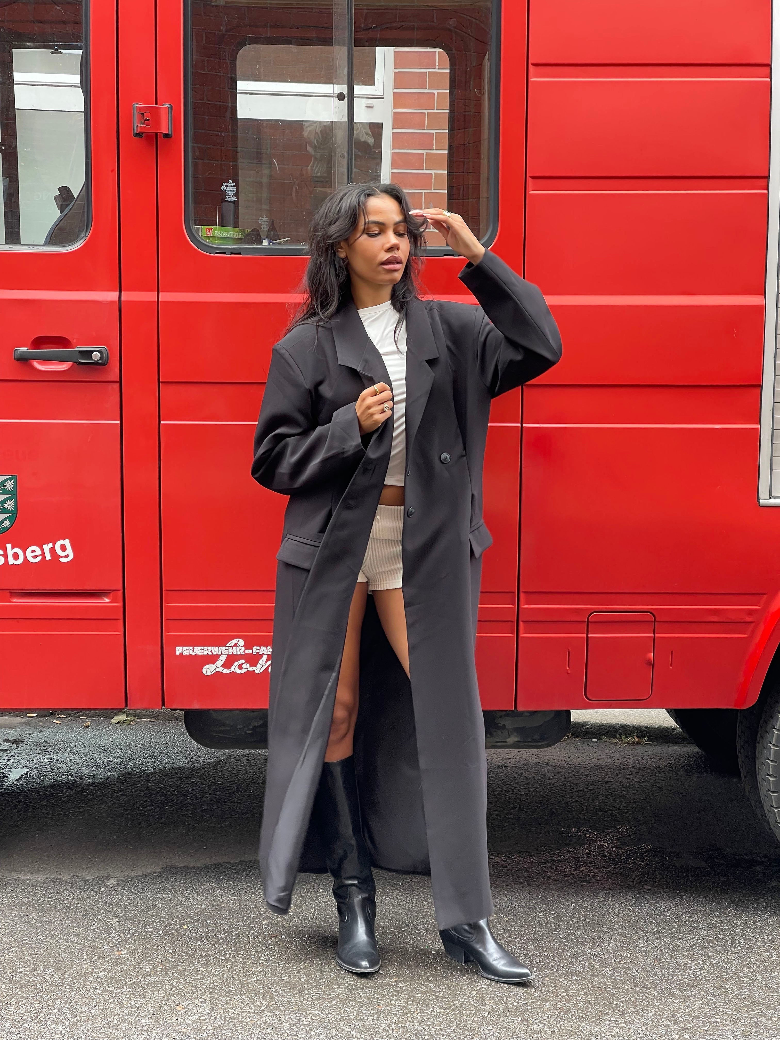 Übergroßer, plissierter, leichter langer Mantel, schwarz