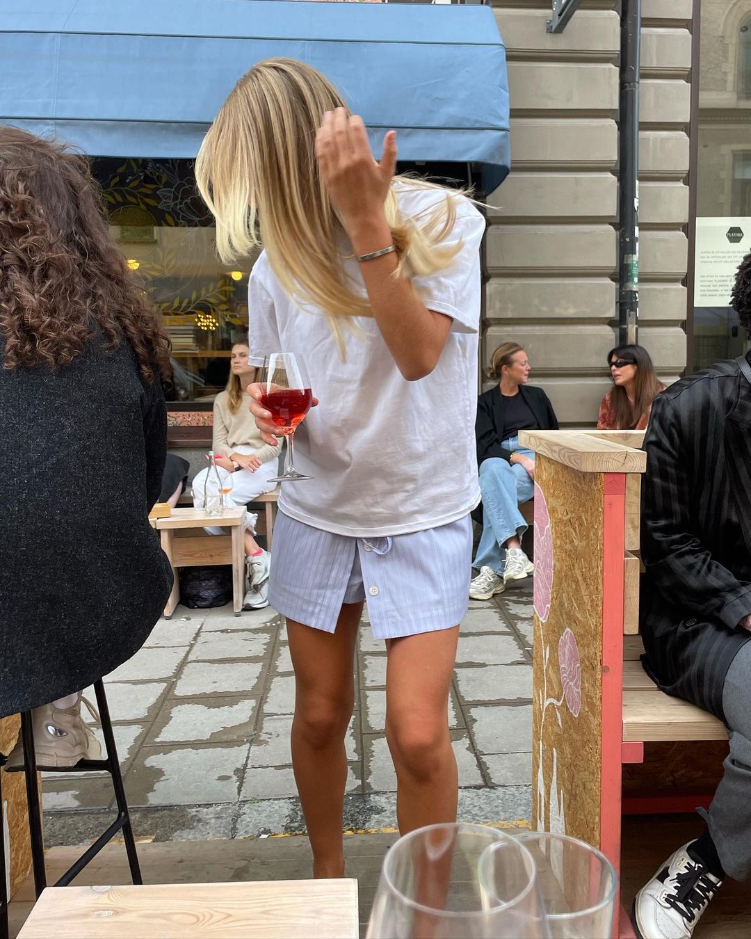 Gestreifter Shorts-Rock mit Knöpfen