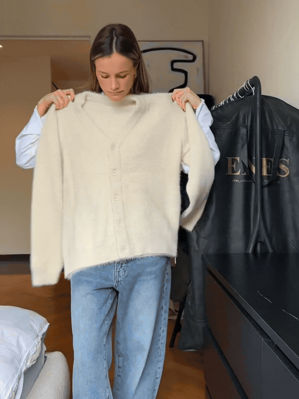 Geknöpfter, flauschiger, weicher Cardigan in Elfenbein